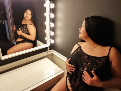 YasminFox69 naked stripping on cam for live sex video chat