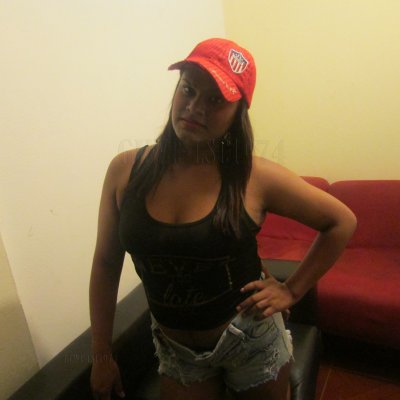 YinnaS3x naked stripping on cam for live sex video chat