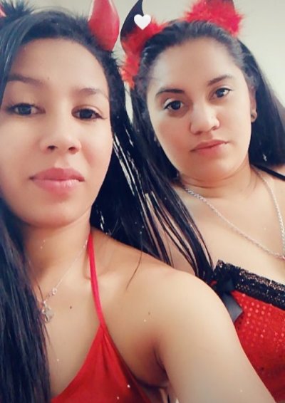 Yiyiygelaqs naked stripping on cam for live sex video chat
