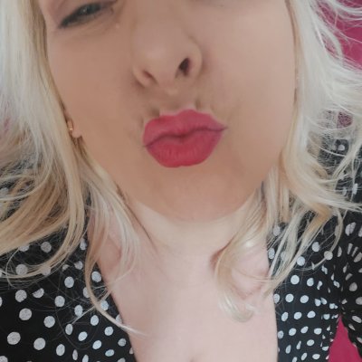 zaunkoenigin1 naked stripping on cam for live sex video chat