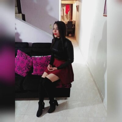 AATRACTIVELATIA20 naked stripping on cam for live sex video chat
