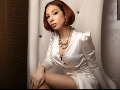 AliceReiss naked stripping on cam for live sex video chat