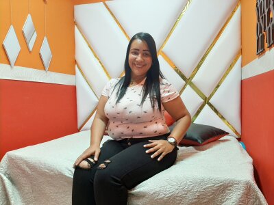 Alisa_Moore naked stripping on cam for live sex video chat