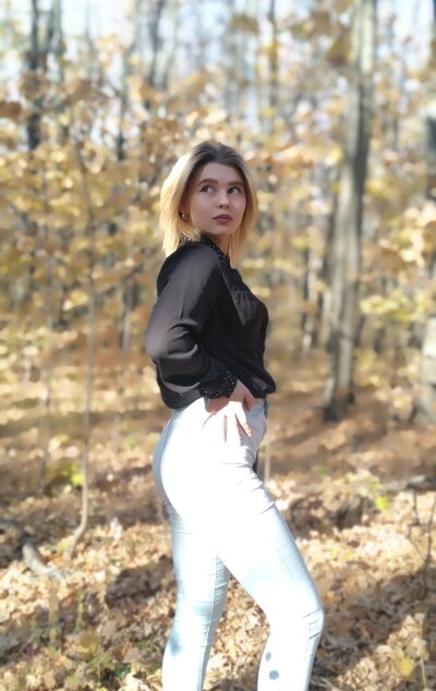 AmeliaMelani naked stripping on cam for live sex video chat