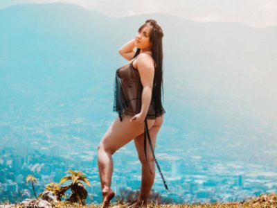 Ami_ross17 naked stripping on cam for live sex video chat