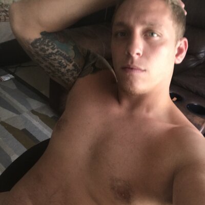 Austinlong96 naked stripping on cam for live sex video chat