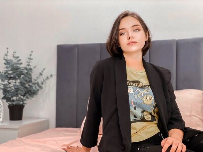 BethInBed naked stripping on cam for live sex video chat