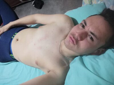 BLONDETHOMASTAYLOR naked stripping on cam for live sex video chat