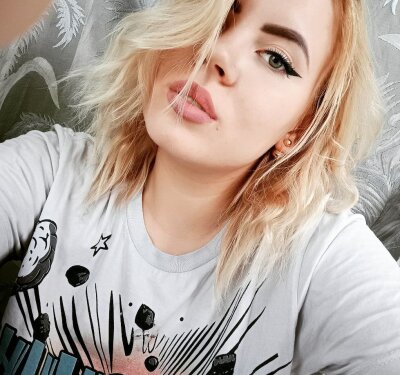 Candy_Molly naked stripping on cam for live sex video chat