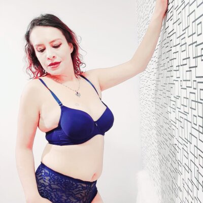 Candy_z_ naked stripping on cam for live sex video chat