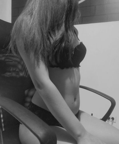 CandyRedLove naked stripping on cam for live sex video chat