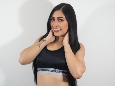 CarolineMessie naked stripping on cam for live sex video chat