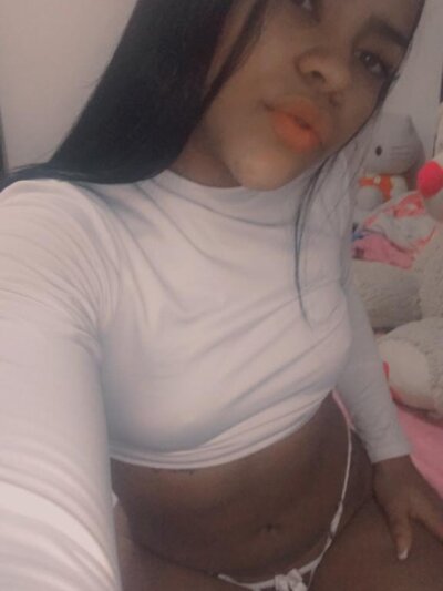 catalina_amberr naked stripping on cam for live sex video chat
