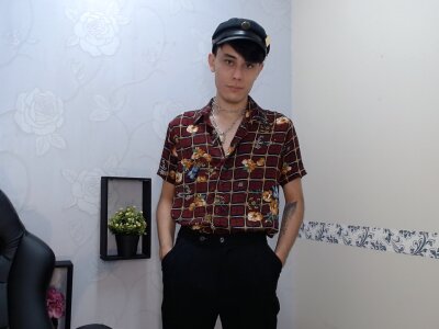 Christopher_Stone naked stripping on cam for live sex video chat