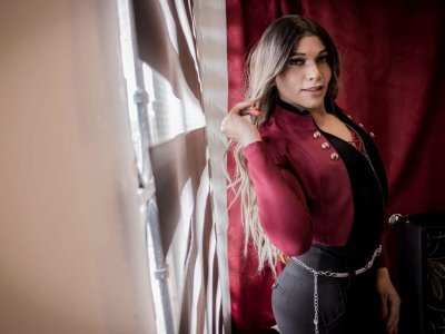 Crislove21 naked stripping on cam for live sex video chat