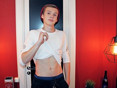 DarrellCrush naked stripping on cam for live sex video chat