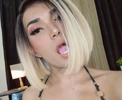 DianaTopts naked stripping on cam for live sex video chat