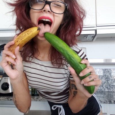 elvira_strummer naked stripping on cam for live sex video chat