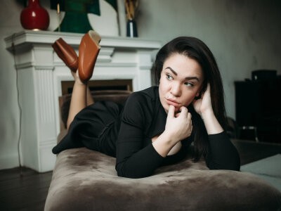 emma_noir naked stripping on cam for live sex video chat
