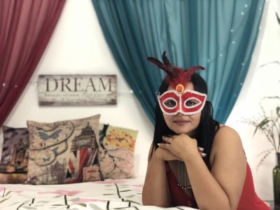 gladysAvery naked stripping on cam for live sex video chat