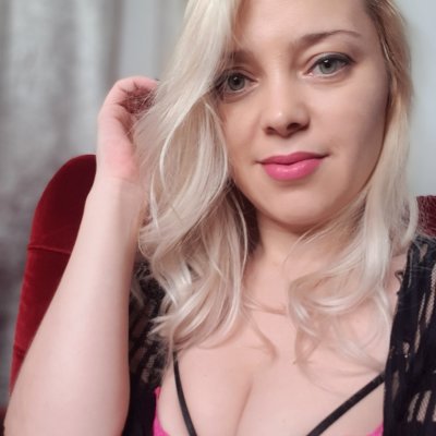 Goodeess naked stripping on cam for live sex video chat