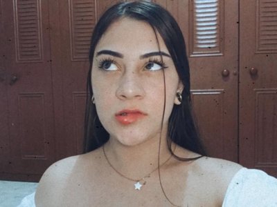 Holly_White naked stripping on cam for live sex video chat