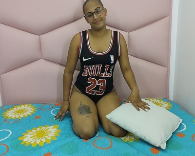 JoanaSmalls naked stripping on cam for live sex video chat