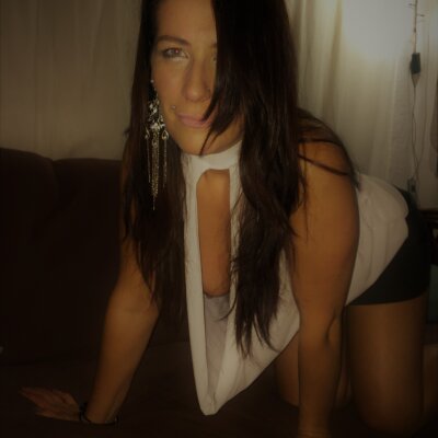 juliesexylibertine naked stripping on cam for live sex video chat