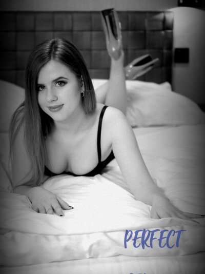 Kelsey_YOUNG naked stripping on cam for live sex video chat