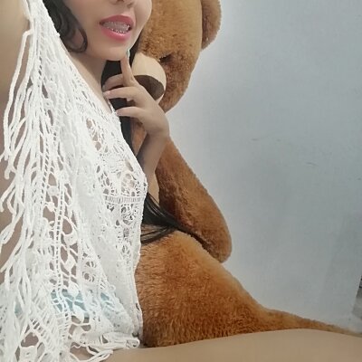 latinqueenyeyita naked stripping on cam for live sex video chat