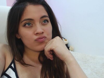 laura_g23 naked stripping on cam for live sex video chat