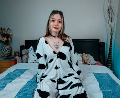 Lien_Dana naked stripping on cam for live sex video chat