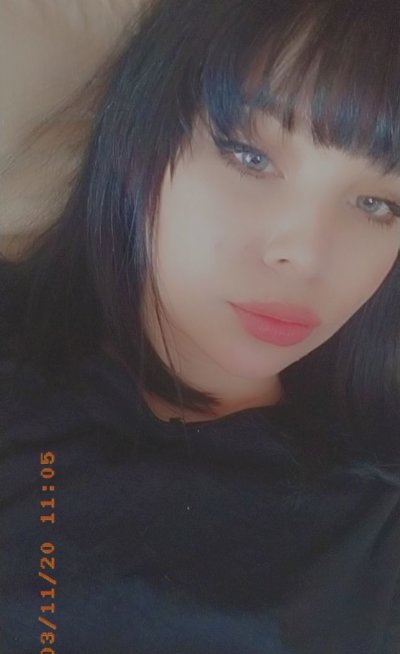 LisaQGoldX naked stripping on cam for live sex video chat