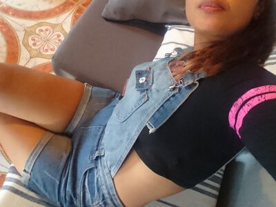 livyah_23 naked stripping on cam for live sex video chat
