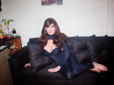 LovelyBitchinTown naked stripping on cam for live sex video chat