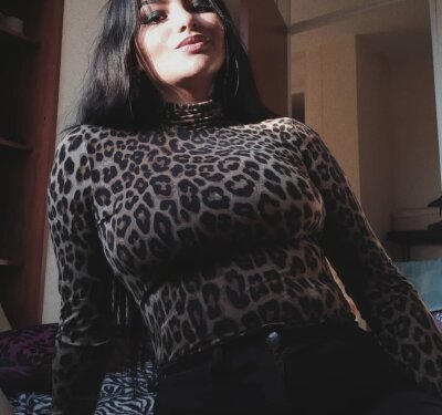 luna_hot_x naked stripping on cam for live sex video chat