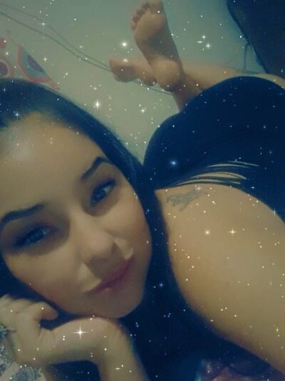 MaadelynRoss naked stripping on cam for live sex video chat