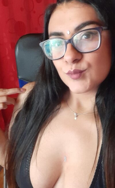 Mia_daniels_ naked stripping on cam for live sex video chat