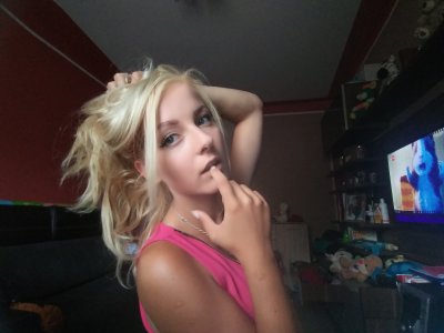 NatalieSexy naked stripping on cam for live sex video chat