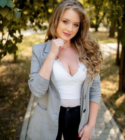 RiaMassini naked stripping on cam for live sex video chat