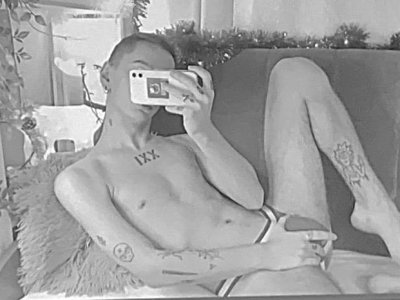 saint_daniel naked stripping on cam for live sex video chat