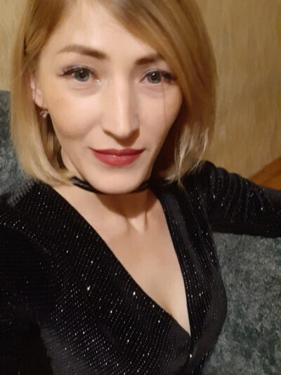 WhiteRabb1t naked stripping on cam for live sex video chat