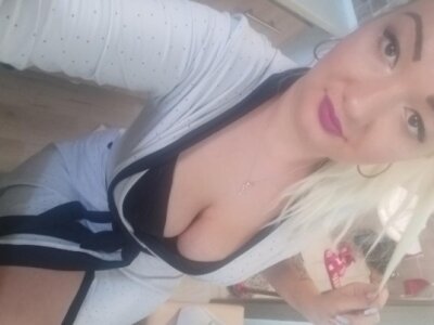 xsaralee268 naked stripping on cam for live sex video chat