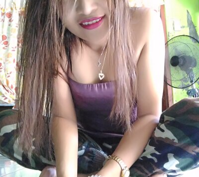 XYummyPussyX naked stripping on cam for live sex video chat