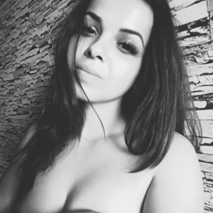 Chloe_Sweetty naked before webcam in live video chat