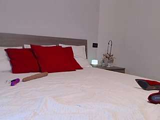 DolceSofi naked stripping on cam for live sex video chat