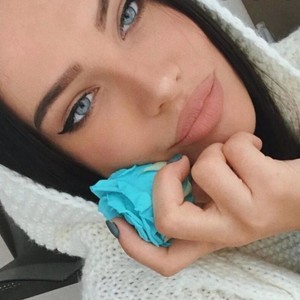 MillyReins naked before webcam in live video chat