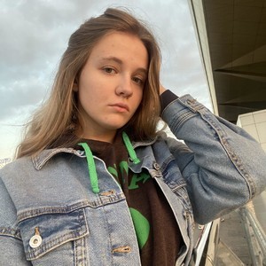 SweetMilkis naked before webcam in live video chat