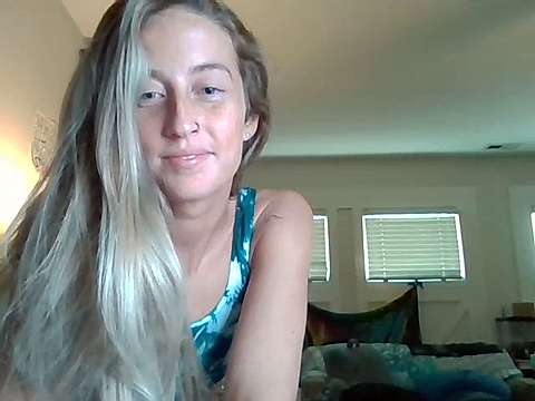 AlleyPlatinumxoxo naked stripping on cam for live sex video chat