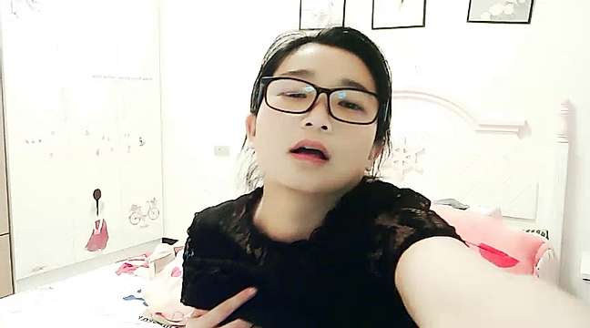 Emilyyyshan naked stripping on cam for live sex video chat